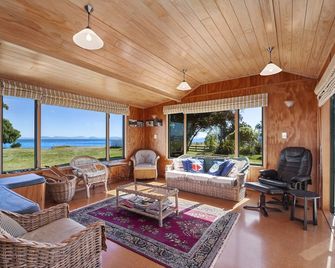 Lakeside Lodge - Tauranga Taupo Holiday Home - Kuratau - Sala de estar