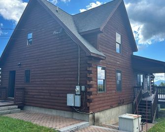 High View Lodge, log chalet with unparalleled views of Western Maine Mountains - Eustis - Building