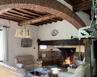Comfortabel farmhouse in nature, central Tuscany-10 pers.-pool-beautiful views - Londa - Sala de estar
