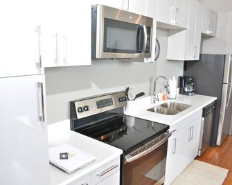 Classic Meets Modern Furnished Apartment - Chattanooga - Kitchen
