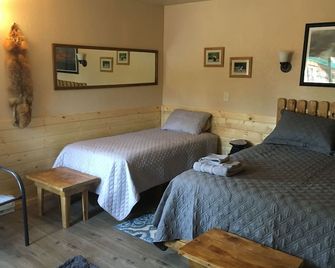 SPRUCE--Private sleeping cabin with shared kitchen/bathhouse - Clam Gulch - Bedroom