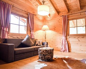 Feuriger Tatzlwurm - Oberaudorf - Wohnzimmer