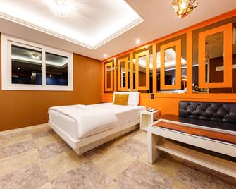 Andong Star Self Check-In Hotel - Andong - Camera da letto
