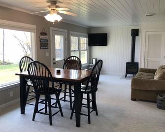 Cozy Private Lake Irene Cabin - Parkers Prairie - Dining room
