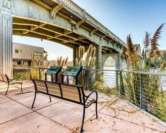 Incredible Riverfront Oasis with Wraparound Deck & Cozy Interior - Florence - Balkón