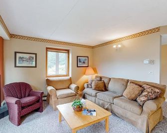 Inviting ski-in/out condo with mountain view, fireplace, deck & washer/dryer - Jay - Living room