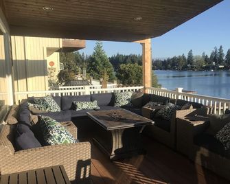 Live the Dream On Long Lake! Boating, Fishing, Swimming Paradise w/Sports Court! - Lacey - Balkon