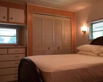 Wine Trail Central with plenty of privacy. - Geneva - Bedroom