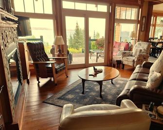 Magical Lake Superior Views At This 5 Star Cottage! Upscale Experience! - Thunder Bay - Living room