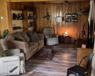 Large newly remodeled 5 bedroom house close to all Lake Erie Attractions! - Girard - Sala de estar