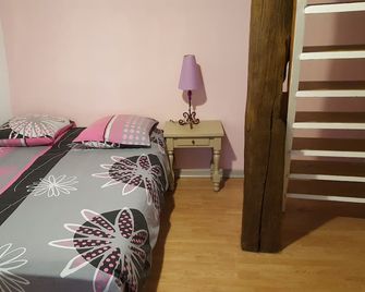 House of character with lauze roof - Beaumont - Habitación