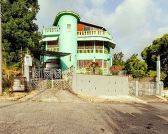 Hummingbird Room in Guest Home: WiFi, Hot Water AC Montego Bay Live-in Hosts - Montego Bay - Building