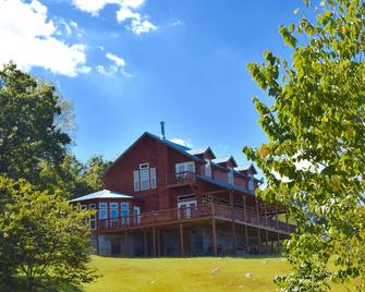 The Octagon Suite at the Country Manor Inn - Townsend - Building