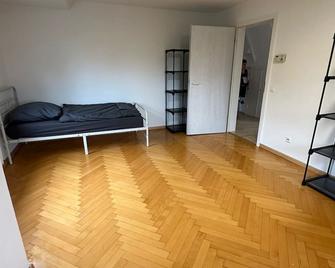 Fitters' apartment for 5 people in Stuttgart, quiet location, central, parking spaces - Stuttgart