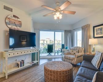Top-Floor Sunset Vistas Condo Ocean-View Balcony! - Saint Pete Beach - Living room