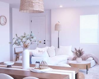 Modern Townhouse with Mountain View near Ventura Beach - Ventura - Living room