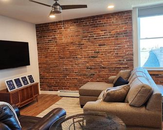 Small-Town Loft: Mayberry- Modern Comfort in 1890 Historical Brick Building - Williamsburg - Living room