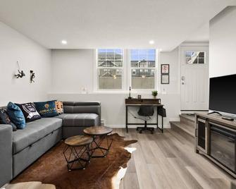 Globalstay New Apartments In Cranbrook Free Street Parking - Calgary - Living room
