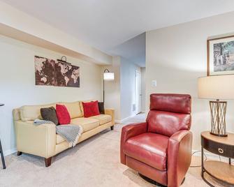 3 Mi to Dtwn Silver Spring: Convenient Apartment - Silver Spring - Living room