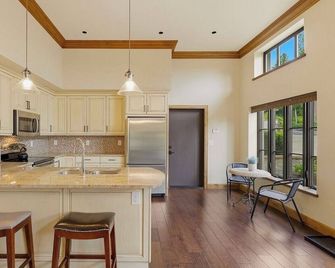 Romantic Private & Detatched Guest Home behind the gates of a Chateau on the Sea - Gig Harbor - Кухня