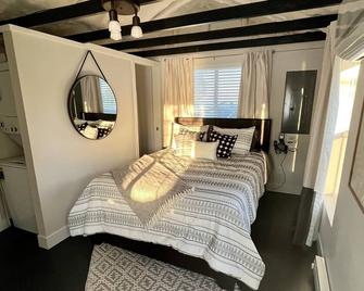 Cozy lakefront cabin - on both Big and Little Spirit Lake - Spirit Lake - Bedroom