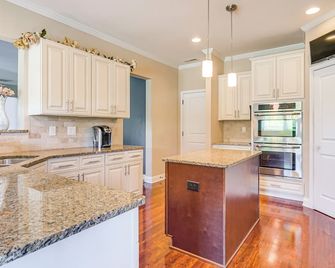 18 Mi to Pinehurst: Quiet + Spacious Family Home! - Raeford - Cocina