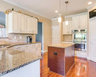 18 Mi to Pinehurst: Quiet + Spacious Family Home! - Raeford - Cocina