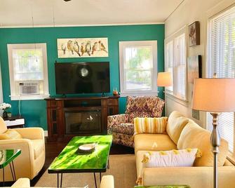 Upstairs @ Courthouse Square - Quirky - Hot Springs - Living room