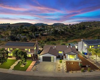 Private Hilltop Stay; Sunset Views + Stylish Comfort - San Diego - Edifici