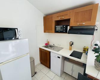 La petite maison du Loubat avec jardin - Asnières-la-Giraud - Kitchen