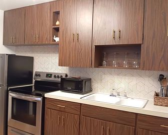 Mid Century Style Cottage Near Historic Downtown - Eustis - Kitchen