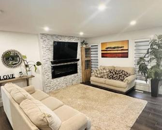Spacious Family Retreat with Playroom & Yard - Edmonton - Living room