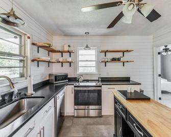Cozy 3br Cottage | Amazing View, Firepit, Big Yard - Bedford