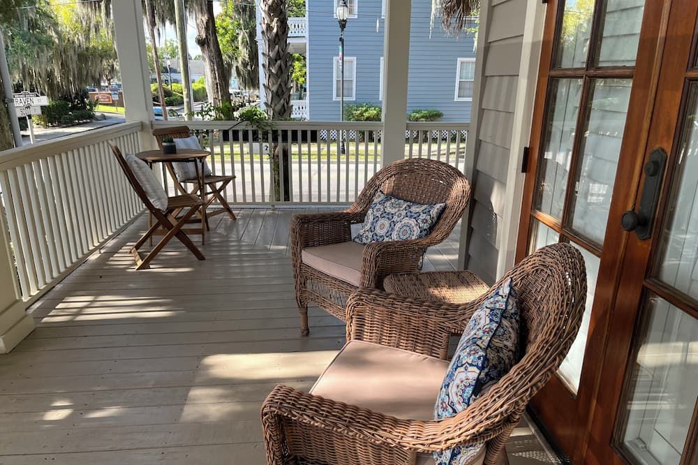 Balcony view of Couples Retreat, Walk to waterfront, shops and restaurants!