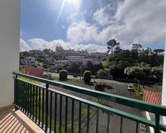 Steps from Sainte-Barbe Dyke, Renovated 2-BR Apartment with Free Parking - Saint-Jean-de-Luz - Balkon