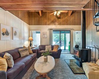 Pinecrest Retreat with Fireplace! - Pinecrest - Sala de estar