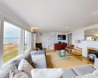 Kalmus Park Retreat - Hyannis - Olohuone