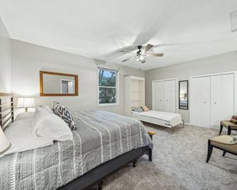 Lilac Apartment - 5 Minutes to Downtown Stillwater - Stillwater - Bedroom