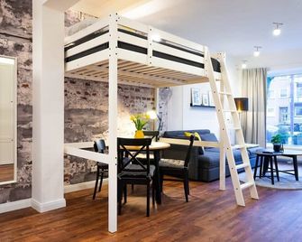 Shabby Chic Apartment in ideal Location - Hamburg - Sală de mese