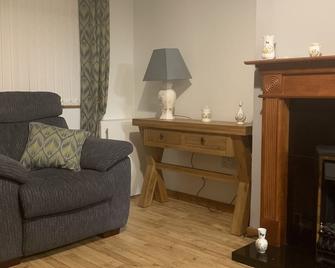 House - Sleeps 4 with Cozy Fireplace - Larne - Salon