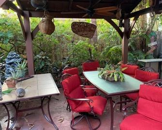 Captin' Joe's Tropical Palm Beach Hot Tub Hideaway - West Palm Beach - Patio