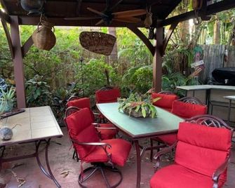 Captin' Joe's Tropical Palm Beach Hot Tub Hideaway - ווסט פאלם ביץ' - פטיו