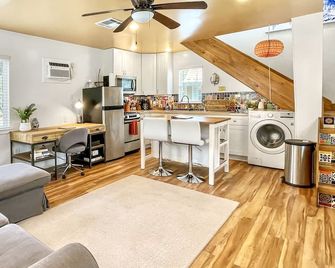 Colorful Artistic Cabin in Canyon Lake! Only 5 minutes from the lake and river! - Canyon Lake - Kitchen