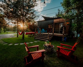 Incredible Tiny House with Fireplace, Fire Pit and Pizza Oven in Deseronto, Ontario - Deseronto - Patio