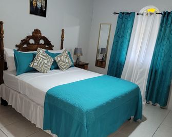 Cozy & private 2BR home with AC ,WIFI and Free parking - Buff Bay - Ložnice