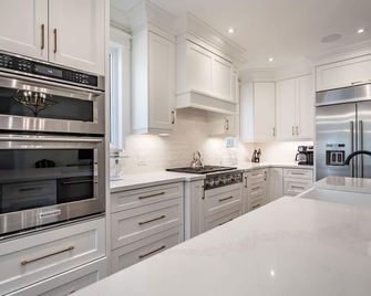 Luxury Living in custom built home 12 minutes from Hamilton Airport - Caledonia - Kitchen