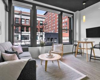Clean Upscale Hideout | Close to Everything + WiFi - Spokane - Living room