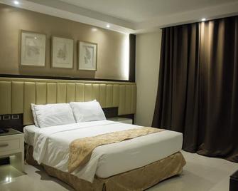 Crown Royale Hotel - Balanga - Bedroom