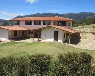 We offer you a cabin with the best view of the Neusa valley near to Bogota - Cogua - Edificio
