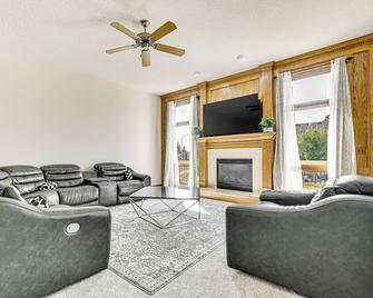 Pet-Friendly Johnston Getaway with Deck and Yard! - Johnston - Living room